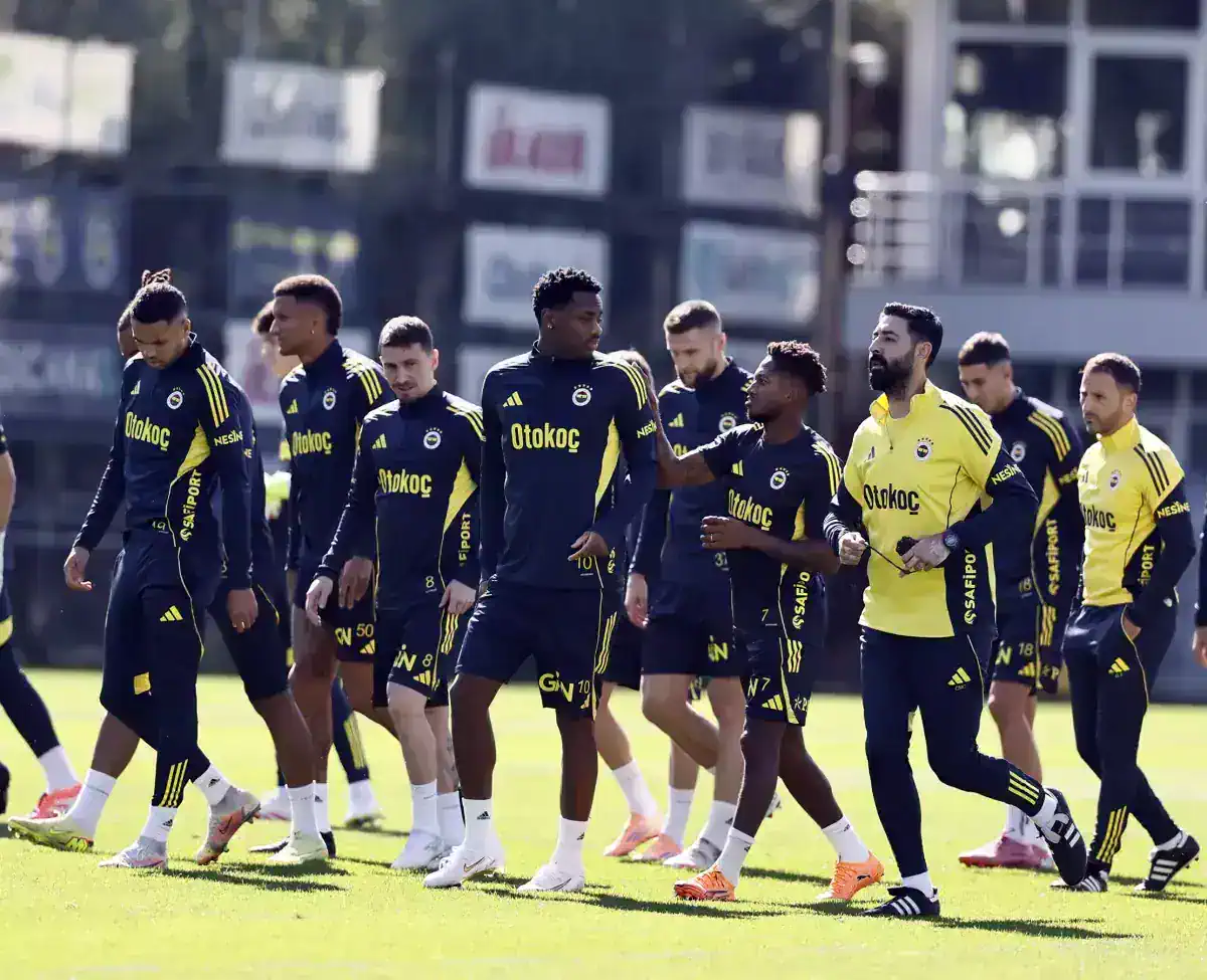 fenerbahce-de-jhon-duran-takimla-beraber-cali-19167423_amp.jpg