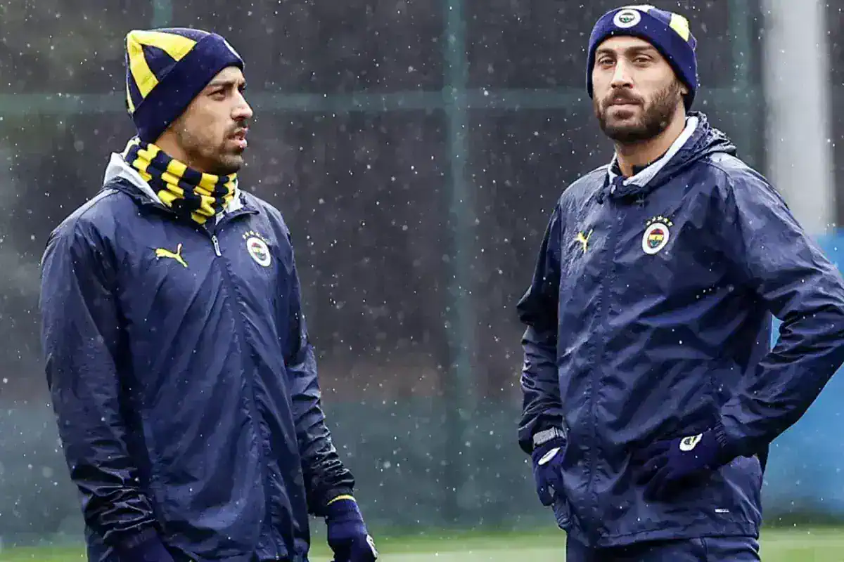 fenerbahce-de-kadro-disi-kalan-cenk-tosun-kollari-19149972_8925_amp.jpg