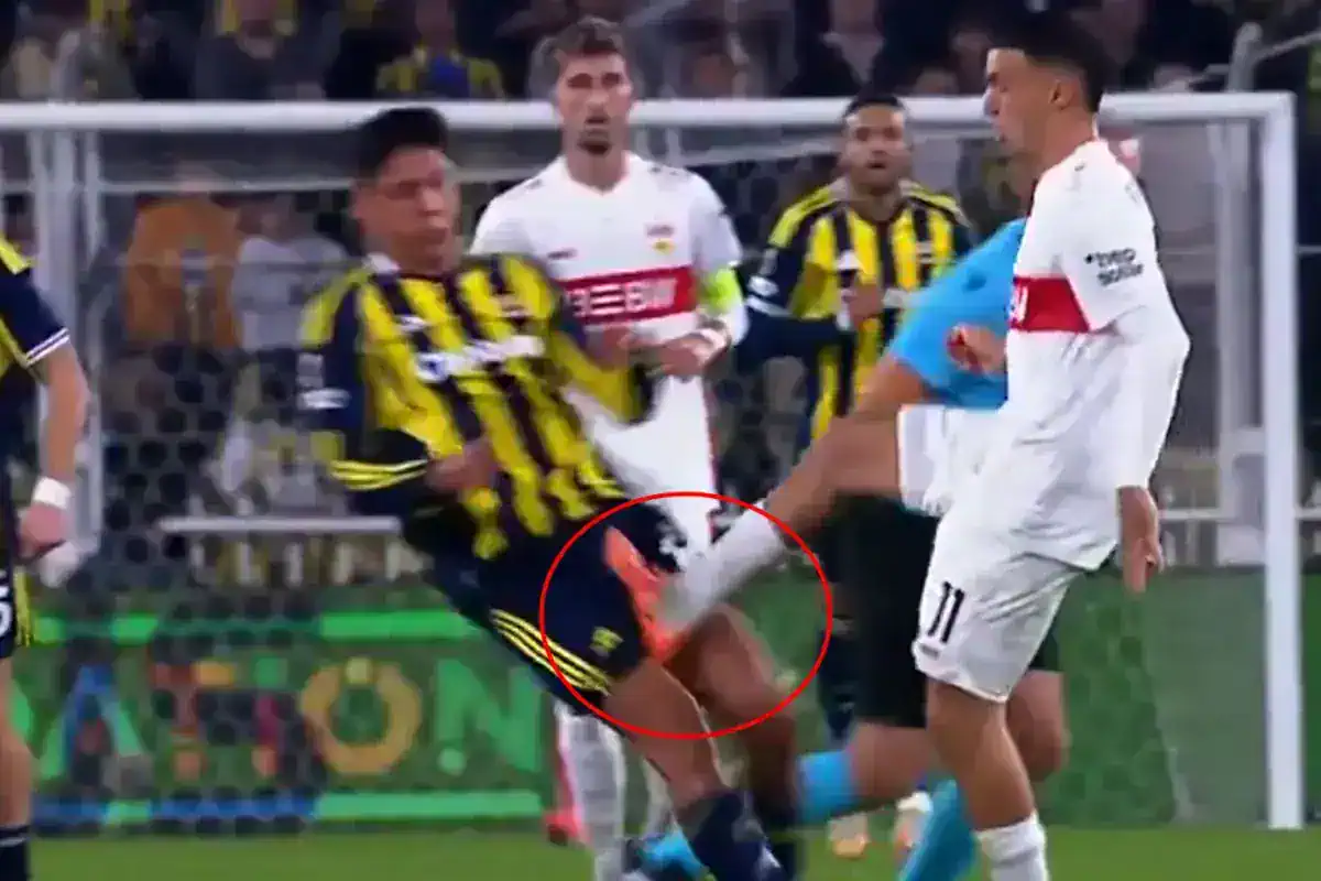 fenerbahce-stuttgart-karsisinda-kirmizi-kart-19179622_8237_amp.jpg