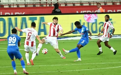 Çaykur Rizespor, Antalyaspor’u 2-1 mağlup etti.