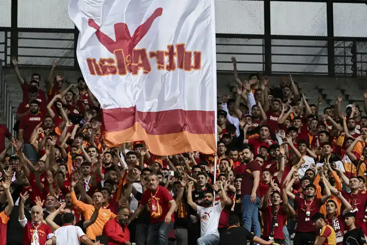 galatasaray-taraftarlarindan-uefa-ya-tepki-19179331_4009_amp.jpg