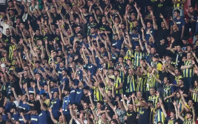 Fenerbahçe taraftarı galibiyet sonrası yıldız oyuncuya tepki gösterdi.