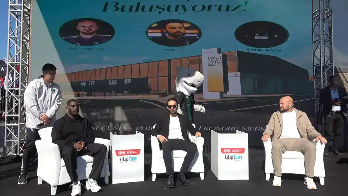 selcuk-inan-ve-futbolcular-kitap-fuarinda-19135911_amp.jpg