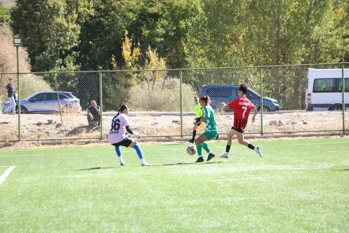 yuksekova-spor-kadin-futbol-takimi-cekmekoy-19138671_amp.jpg