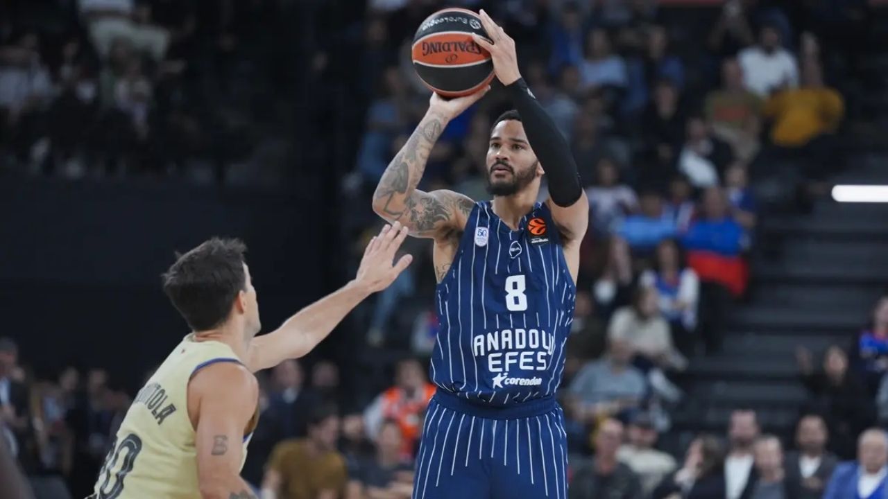 Anadolu Efes, Barcelona'yı Sıkı Bir Maçta Geçti
