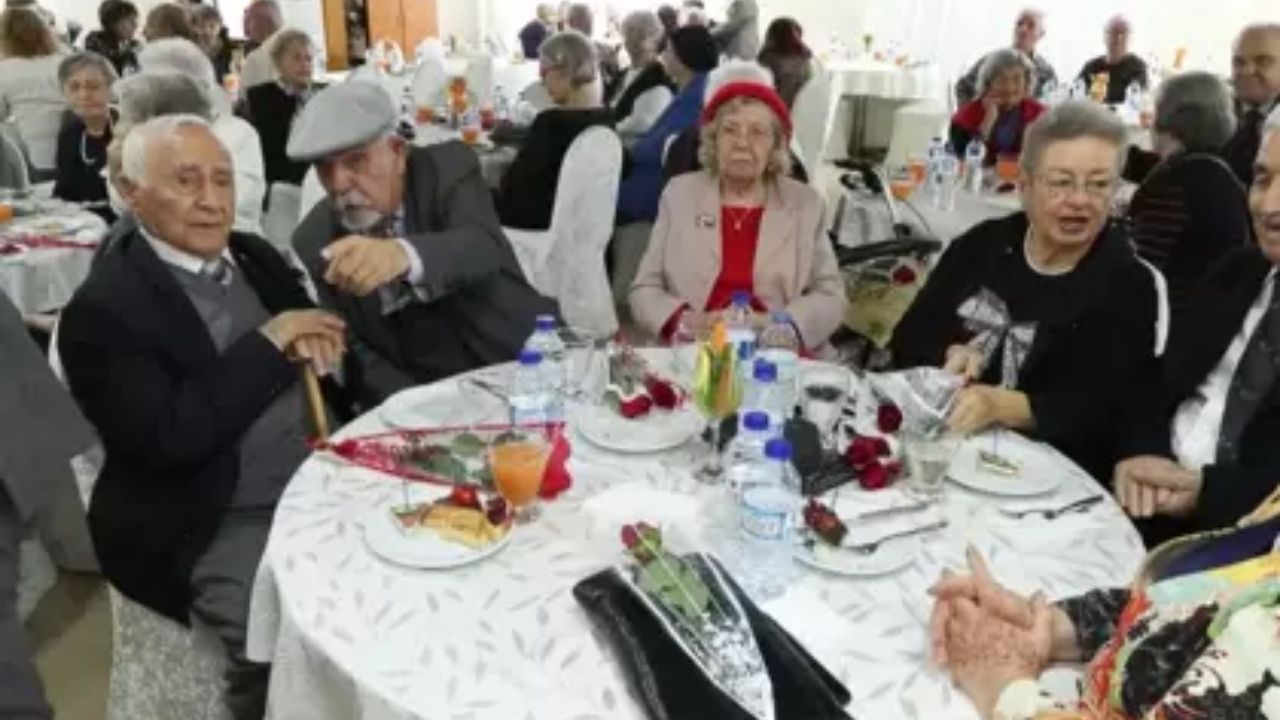 Beşiktaş'taki huzurevinde Öğretmenler Günü coşkusu