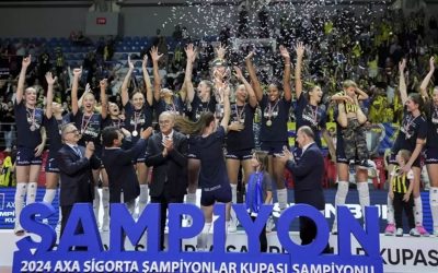 Fenerbahçe Medicana, Eczacıbaşı Dynavit’i 3-1 yenerek liderliği aldı.