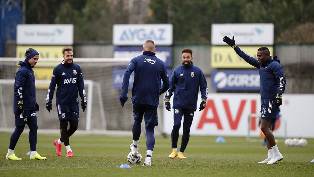 Fenerbahçe, Rizespor Maçı İçin Kampa Girdi