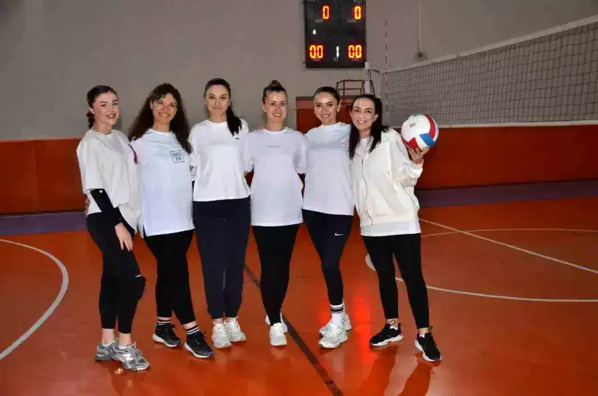 kadin-ogretmenlerden-olusan-voleybol-takimi-19231652_amp.jpg