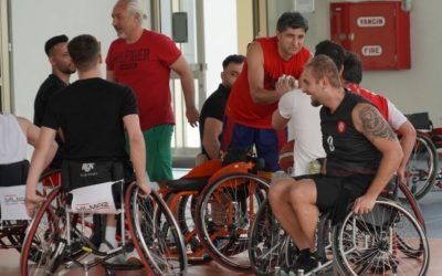 Kayseri’de doktorlar engelli sporcularla basketbol oynadı