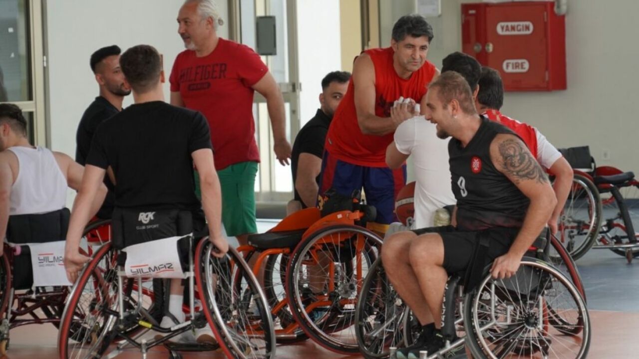 Kayseri'de doktorlar engelli sporcularla basketbol oynadı
