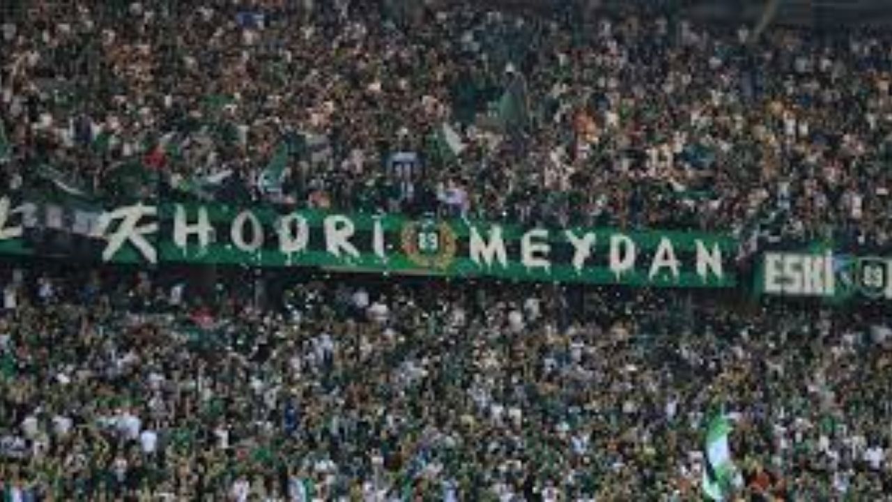 Kocaelispor-Kasımpaşa maçında tribündeki seyirci sayısı 20 bin kişiyi geçti.