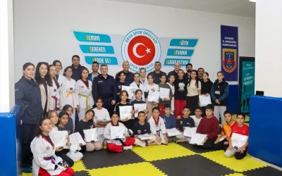 Jandarma Komutanı Tuğgeneral Yeşilyurt, spor okulu öğrencilerini ziyaret etti.